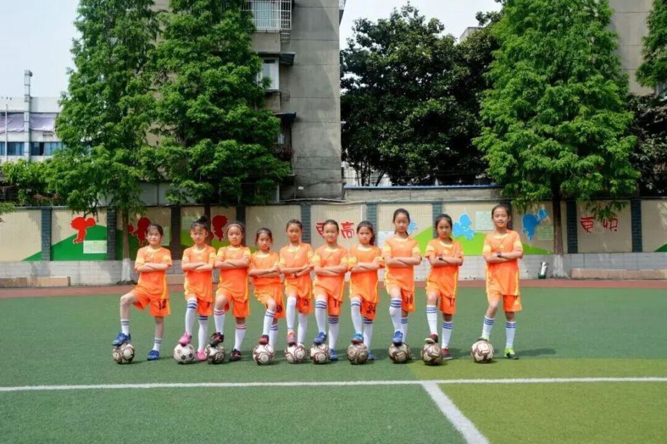 这两位龙泉, 的身影, 一步步从校 这两位龙泉, 的身影, 一步步从校